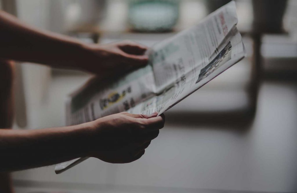 Lecture d'un journal de presse