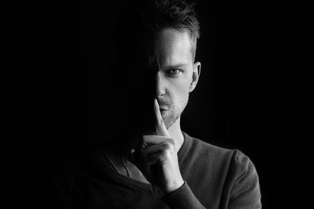 L'obligation de confidentialité est soumise aux mêmes règles que la liberté d'expression